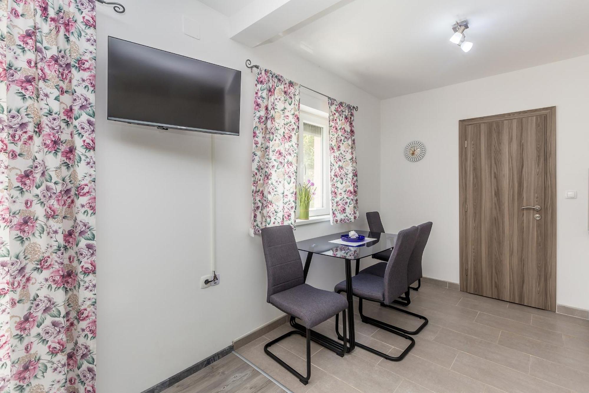 Apartmani Tena Njivice Exterior photo