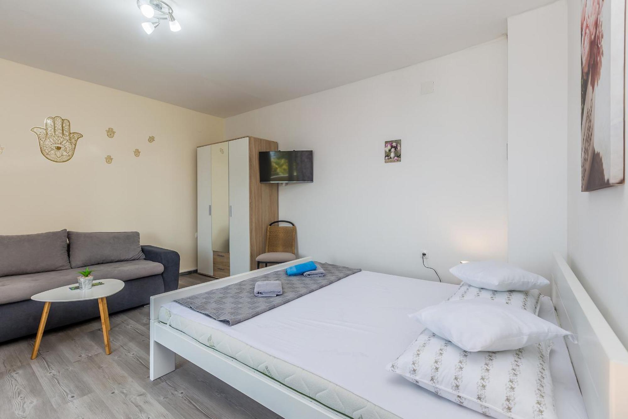 Apartmani Tena Njivice Exterior photo