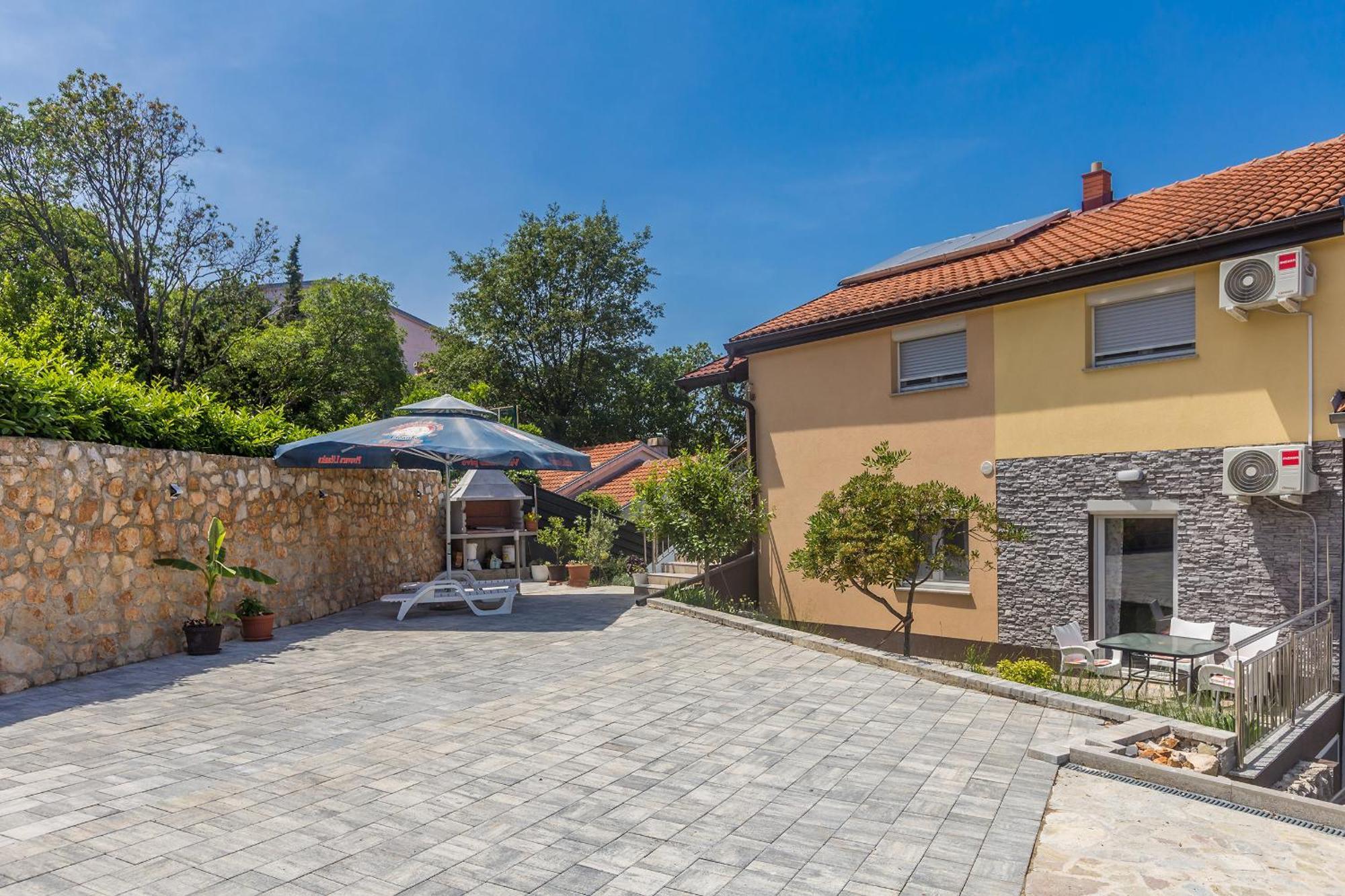 Apartmani Tena Njivice Exterior photo